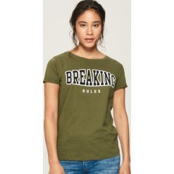 T-shirt z napisem - Khaki. Brązowe t-shirty damskie Sinsay, m, z napisami. Za 19,99 zł.