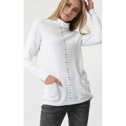 Biały Golf Chena. Białe swetry damskie Born2be, xl, bez wzorów, z dzianiny, klasyczne, bez rękawów, długie, bez kaptura. Za 99,99 zł.