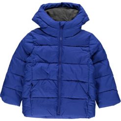 Kurtka zimowa w kolorze niebieskim. Niebieskie kurtki chłopięce Gap Kids, na zimę, bez wzorów, bez kaptura. W wyprzedaży za 127,95 zł.