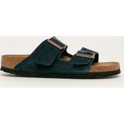 Birkenstock - Klapki skórzane Arizona BS. Niebieskie klapki damskie Birkenstock, bez wzorów, ze skóry, bez obcasa, na obcasie. Za 349,90 zł.