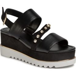 Sandały GUESS - Ledell FL6LLL ELE04 BLACK. Czarne klapki damskie Guess, z aplikacjami, ze skóry ekologicznej, bez obcasa, na obcasie. Za 599,00 zł.