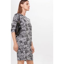 Wzorzysta sukienka Eco Aware - Szary. Szare sukienki damskie Mohito, s. Za 99,99 zł.
