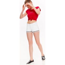 T-SHIRT KRÓTKI RĘKAW DAMSKI WE WZORY, Z APLIKACJĄ. Czerwone bluzki damskie DRYWASH, z nadrukiem, z bawełny, bez kołnierzyka. W wyprzedaży za 24,99 zł.