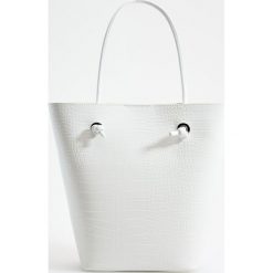 Torebka shopper z kosmetyczką - Biały. Białe kosmetyczki damskie Mohito, bez wzorów, bez dodatków. Za 119,99 zł.