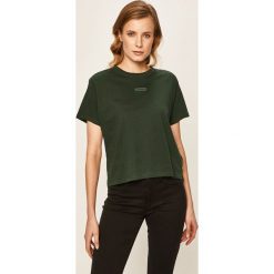 Levi's - T-shirt. Czerwone bluzki damskie Levi's®, s, z aplikacjami, z bawełny, z okrągłym kołnierzem. W wyprzedaży za 99,90 zł.