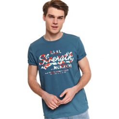 T-shirt z nadrukiem. Niebieskie t-shirty męskie Top Secret, na lato, xxl, z nadrukiem, z bawełny, klasyczne, bez kołnierzyka, krótkie. W wyprzedaży za 29,99 zł.
