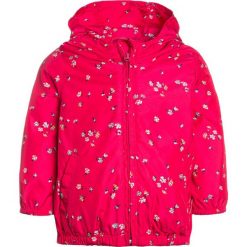 GAP TODDLER GIRL WINDBREAKER Kurtka przeciwdeszczowa summer azalea. Czerwone kurtki dziewczęce marki GAP, z poliesteru. W wyprzedaży za 143,10 zł.