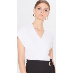 Bluzka typu kimono LENZING™ ECOVERO™ Mohito Cares - Biały. Białe bluzki damskie Mohito, s, bez wzorów, bez kołnierzyka, bez rękawów. Za 69,99 zł.
