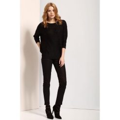 Sweter długi rękaw damski z zamkiem luźny. Czarne swetry damskie Top Secret, na lato, bez wzorów, z dzianiny, eleganckie, z długim rękawem, długie, bez kaptura. W wyprzedaży za 49,99 zł.