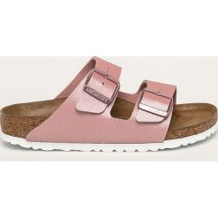 Birkenstock - Klapki Arizona. Różowe klapki damskie Birkenstock, bez wzorów, ze skóry, bez obcasa, na obcasie. W wyprzedaży za 259,90 zł.