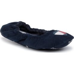 Kapcie TOMMY HILFIGER - Tommy Heart Travel Pack FW0FW04346 Rwb 020. Niebieskie klapki damskie TOMMY HILFIGER, bez wzorów, z materiału, bez obcasa. Za 179,00 zł.