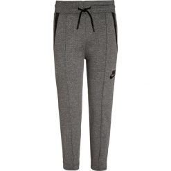 Nike Performance TECH FLEECE Spodnie treningowe carbon heather. Szare spodnie chłopięce marki Nike Performance, z bawełny. W wyprzedaży za 209,30 zł.