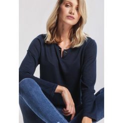 Granatowa Bluzka Adamant. Niebieskie bluzki damskie marki other, xl, bez wzorów, bez kołnierzyka, z długim rękawem. Za 39,99 zł.