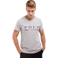 Koszulka w kolorze szarym. Szare koszulki męskie Polo Club Men, s, z nadrukiem, z bawełny, z okrągłym kołnierzem, bez rękawów. W wyprzedaży za 65,95 zł.