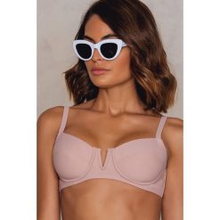 Stroje dwuczęściowe damskie: Hannalicious x NA-KD Góra bikini V – Pink