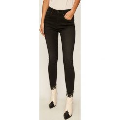 Pepe Jeans - Jeansy Zoe. Czarne rurki damskie Pepe Jeans, s, z aplikacjami, z elastanu. W wyprzedaży za 319,90 zł.