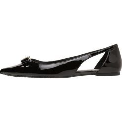 MICHAEL Michael Kors CARLSON FLAT Baleriny black. Czarne baleriny damskie marki MICHAEL Michael Kors, z gumy, przed kolano, na wysokim obcasie. Za 589,00 zł.