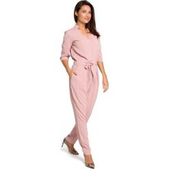 Kombinezon ze stójką i paskiem - pudrowy. Kombinezony damskie Style, do pracy, s, bez wzorów, z elastanu, eleganckie, ze stójką, bez rękawów, długie. W wyprzedaży za 197,00 zł.