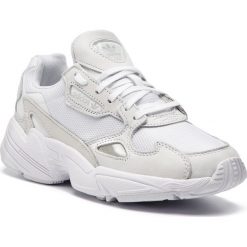 Buty adidas - Falcon W B28128 Ftwwht/Ftwwht/Crywht. Białe półbuty damskie Adidas, na co dzień, bez wzorów, ze skóry ekologicznej, bez obcasa, na płaskiej podeszwie, bez zapięcia. W wyprzedaży za 299,00 zł.