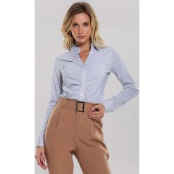 Biała Koszula Take A Seat. Białe bluzki damskie Renee, do pracy, s, w paski, klasyczne, z klasycznym kołnierzykiem, bez rękawów. Za 69,99 zł.