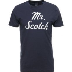T-shirty męskie z nadrukiem: Scotch & Soda CREWNECK TEE WITH LOGO CHEST ARTWORKS Tshirt z nadrukiem midnight