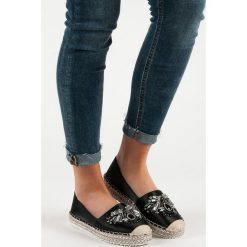 CZARNE ESPADRYLE Z OZDOBAMI. Czarne baleriny damskie Merg, bez wzorów, bez obcasa. Za 99,90 zł.