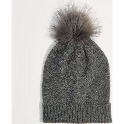 Czapka z pomponem - Szary. Szare czapki damskie Mohito. Za 39,99 zł.