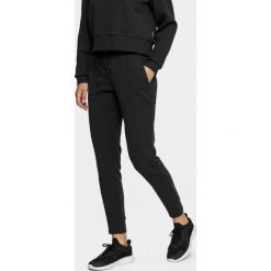 Spodnie dresowe damskie SPDD607 - czarny - Outhorn. Czarne spodnie damskie Outhorn, z elastanu. Za 119,99 zł.