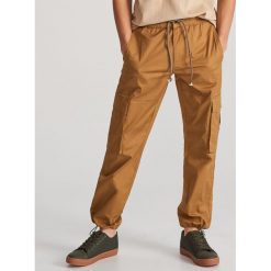 Bawełniane joggery cargo - Khaki. Brązowe spodnie męskie Reserved, m, z bawełny. W wyprzedaży za 59,99 zł.