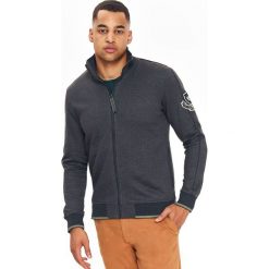 BLUZA ROZPINANA MĘSKA ZE STÓJKĄ I EMBLEMATEM. Szare bluzy męskie Top Secret, na zimę, xl, z aplikacjami, z dzianiny, ze stójką, bez rękawów, bez kaptura. W wyprzedaży za 59,99 zł.