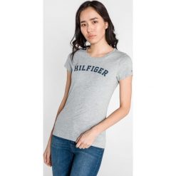 Tommy Hilfiger Koszulka Szary. Szare bluzki damskie TOMMY HILFIGER, s, z haftami, z bawełny, bez kołnierzyka, z krótkim rękawem. Za 135,95 zł.