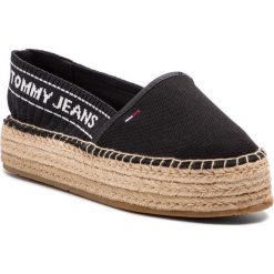 Espadryle TOMMY JEANS - Knit Tommy Jeans Espadrille EN0EN00572 Black 990. Czarne espadryle damskie Tommy Jeans, bez wzorów, z jeansu, bez obcasa, na płaskiej podeszwie. Za 359,00 zł.