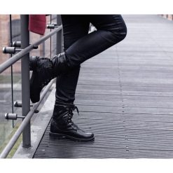 Wiązane botki z ociepleniem na płaskiej podeszwie - skóra naturalna - model 431 - kolor czarny błyszczący. Czarne botki damskie Zapato, na zimę, z jeansu, bez obcasa, na płaskiej podeszwie, na sznurówki. W wyprzedaży za 159,60 zł.