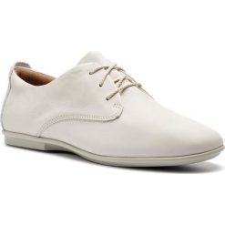 Oxfordy CLARKS - Un Coral Lace 261396964 White Leather. Białe jazzówki damskie Clarks, bez obcasa, na płaskiej podeszwie, bez zapięcia. W wyprzedaży za 239,00 zł.