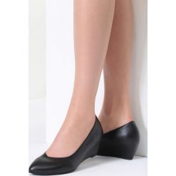Czarne Czółenka Get Down. Czarne buty ślubne damskie marki vices, na koturnie. Za 69,99 zł.
