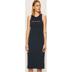 Tommy Jeans - Sukienka. Czerwone sukienki damskie Tommy Jeans, na co dzień, s, z aplikacjami, z bawełny, casualowe, z okrągłym kołnierzem, bez rękawów, midi, proste. Za 299,90 zł.