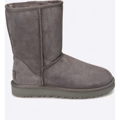 UGG - Buty Classic Short II. Szare buty zimowe damskie marki Ugg, z futra, na obcasie. Za 939,90 zł.