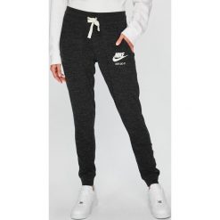 Nike Sportswear - Spodnie. Szare spodnie sportowe damskie marki Nike Sportswear, s, z bawełny. W wyprzedaży za 159,90 zł.