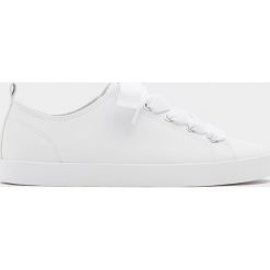 Białe tenisówki basic. Białe trampki i tenisówki damskie marki Pull&Bear, bez wzorów, bez zapięcia. Za 89,90 zł.