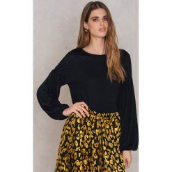 Swetry klasyczne damskie: NA-KD Boho Sweter z bufiastym rękawem – Black