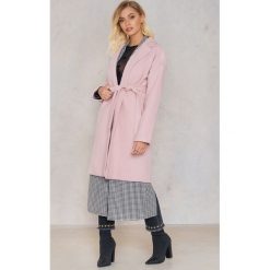 Płaszcze damskie: Andrea Hedenstedt x NA-KD Płaszcz z paskiem – Pink