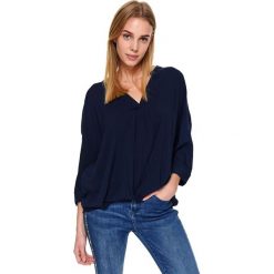 Bluzka damska o luźnym kroju. Bluzki damskie Top Secret, bez wzorów, z dekoltem w serek, bez rękawów. W wyprzedaży za 39,99 zł.