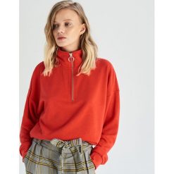 Krótka bluza z golfem - Czerwony. Czerwone bluzy damskie marki Sinsay, s, bez wzorów, z krótkim rękawem, krótkie, bez kaptura. Za 39,99 zł.
