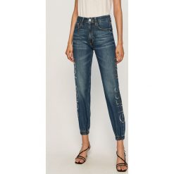 Guess Jeans - Jeansy Roby. Niebieskie jeansy damskie Guess Jeans, z podwyższonym stanem. Za 539,90 zł.