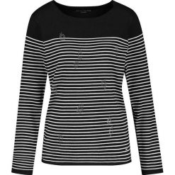 Sweter w kolorze czarno-białym. Czarne swetry damskie Gerry Weber, w paski, bez rękawów, bez kaptura. W wyprzedaży za 129,95 zł.