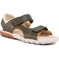 Sandały CLARKS - Rocco Wave Y 261490427 Khaki Leather. Zielone sandały chłopięce Clarks, ze skóry ekologicznej, bez zapięcia. Za 239,00 zł.