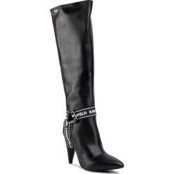 Kozaki KARL LAGERFELD - KL30570 Black Lthr. Czarne kozaki damskie KARL LAGERFELD, ze skóry, przed kolano, na wysokim obcasie, na obcasie, bez zapięcia. W wyprzedaży za 1209,00 zł.