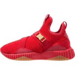 Puma DEFY MID VARSITY Obuwie treningowe ribbon red/metallic gold. Czerwone buty sportowe damskie marki Puma, z materiału. Za 459,00 zł.