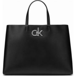 Calvin Klein Re-Lock Torebka Czarny. Czarne torebki klasyczne damskie Calvin Klein, w paski, z materiału, bez dodatków. Za 738,95 zł.