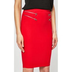 Guess Jeans - Spódnica. Czerwone spódniczki damskie Guess Jeans, s, z aplikacjami, z wiskozy, z podwyższonym stanem, mini, ołówkowe. W wyprzedaży za 219,90 zł.